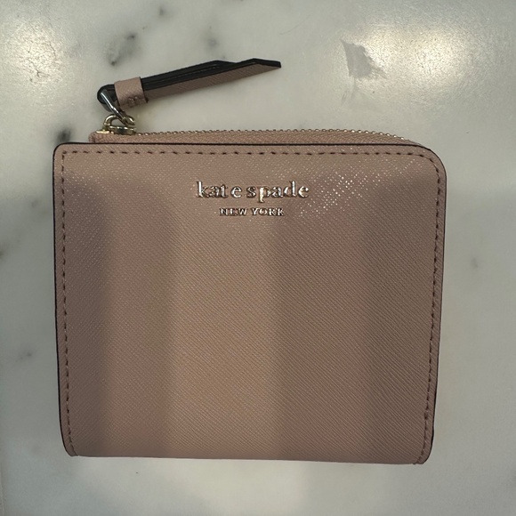 Kate Spade bifold wallet - NWT - Picture 1 of 3